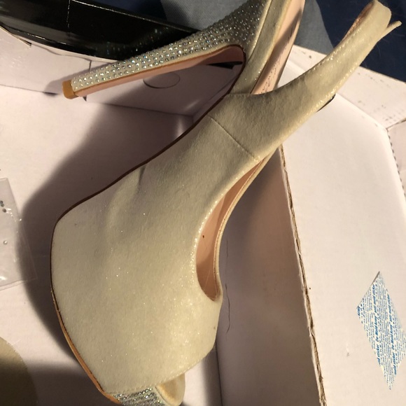 HEELS - Picture 3 of 6